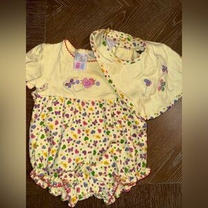 New VNT Tiny tots  Girls 2 Piece Set YELLOW Bubble BIB 3-6 Mo BUTTERFLY Flowers